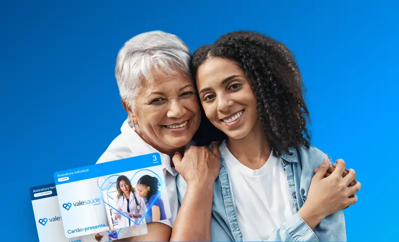 dosa e jovem sorrindo com o cartão presente da Vale Saúde Sempre sobreposto na imagem, em um fundo azul.