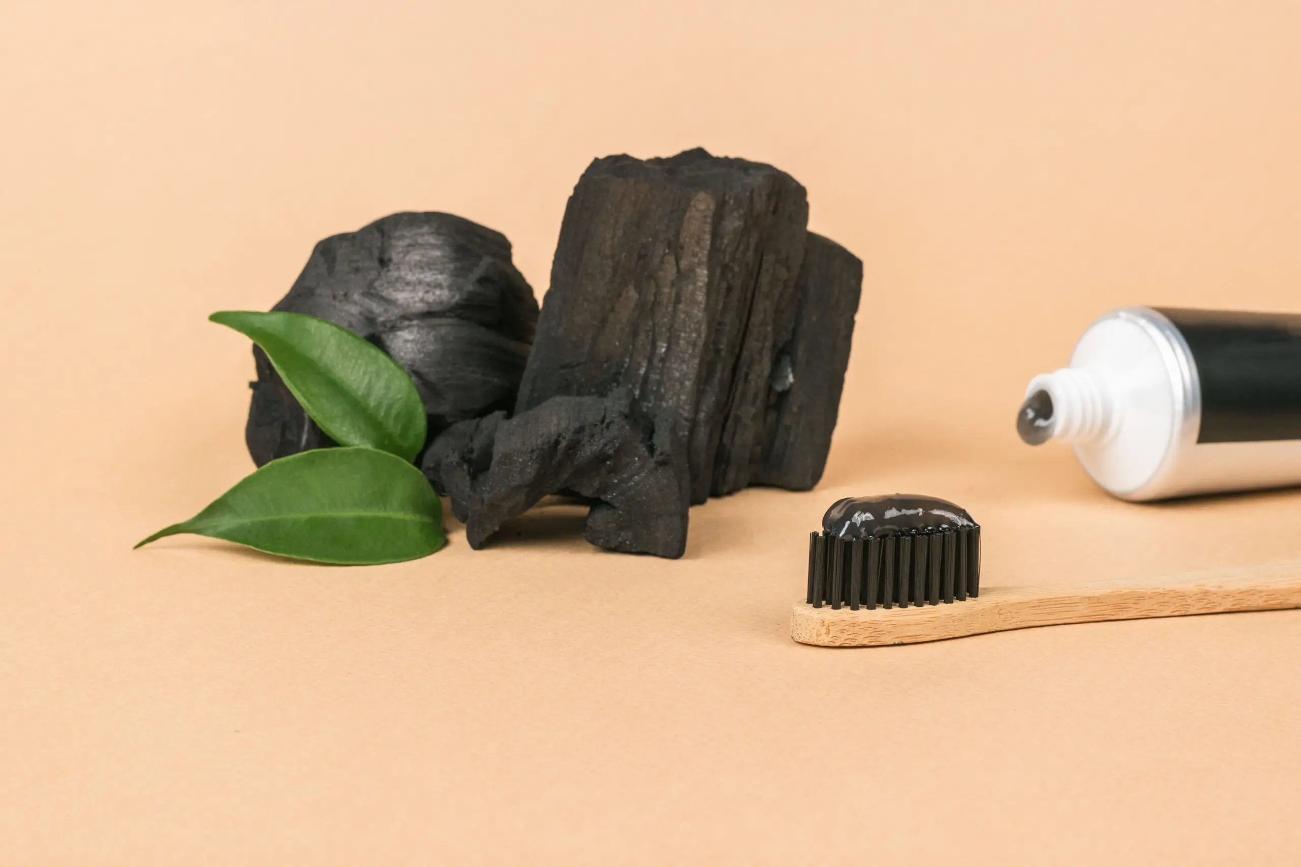 Pasta de dente com carvão ativado faz bem para saúde bucal? Pasta de dente com carvão ativado faz bem para saúde bucal?