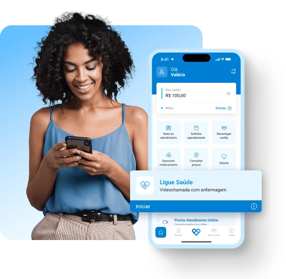 Pessoa utilizando celular e print de tela do aplicativo Vale Saúde