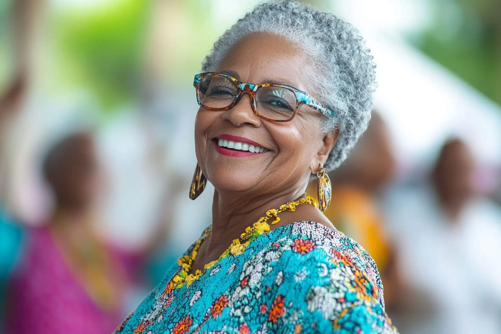 Mulher idosa sorrindo usando um óculos de grau estiloso que combina com seu formato de rosto.