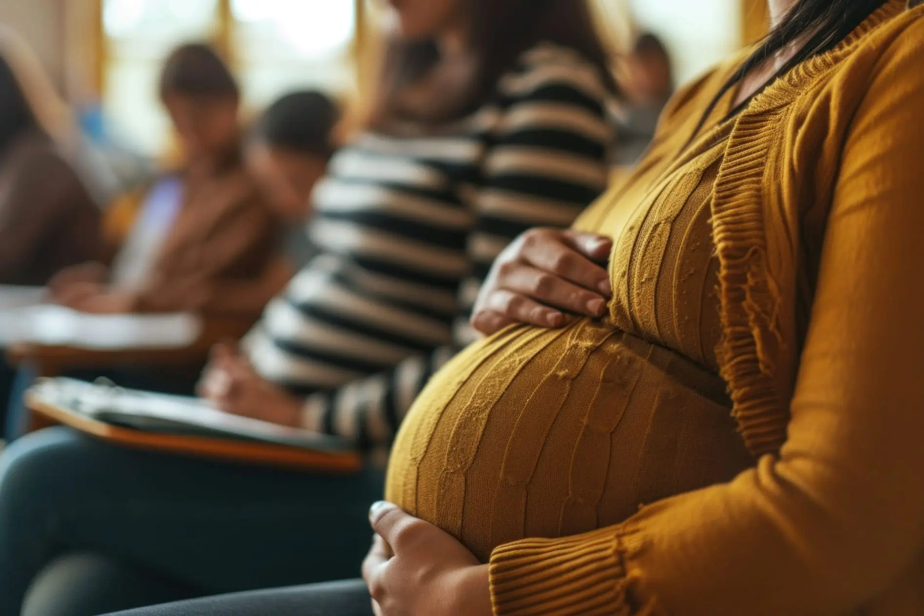 Um grupo de mulheres grávidas aguardando uma consulta médica pré-natal.